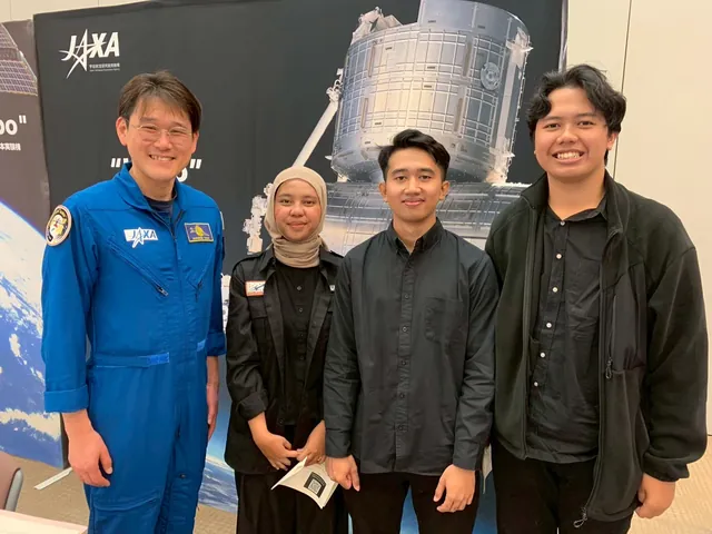 Tiga anggota tim berfoto dengan astronaut JAXA berseragam biru